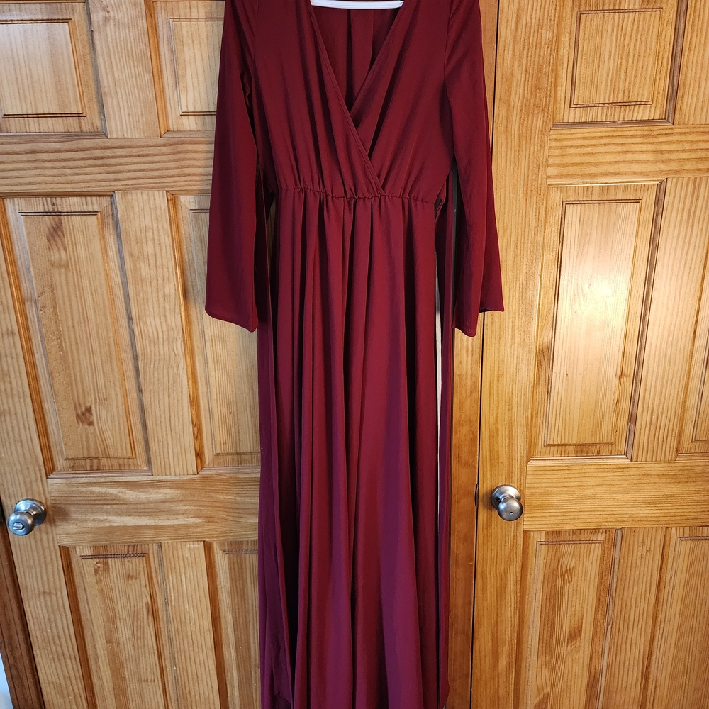 Elegant Burgundy Maxi Dress